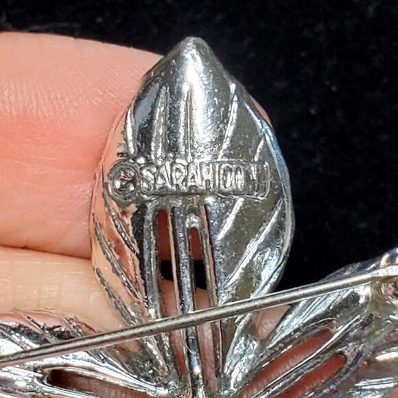 Sara Coventry Leaf Silver Tone Bow Unsigned Brooch Pin 1" Vtg - Picture 5 of 5